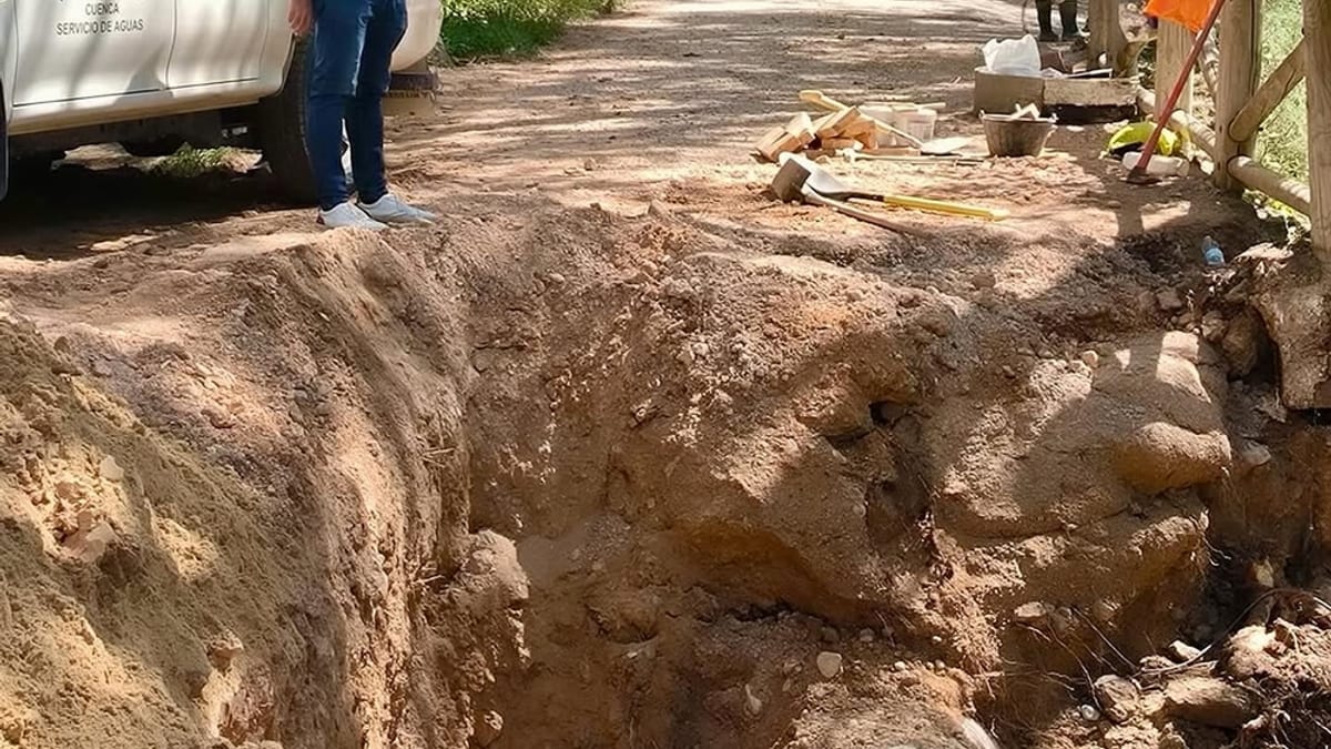 Trabajos de reparación en tubería de agua del Servicio Municipal de Aguas en la Fuente de Martín Alhaja