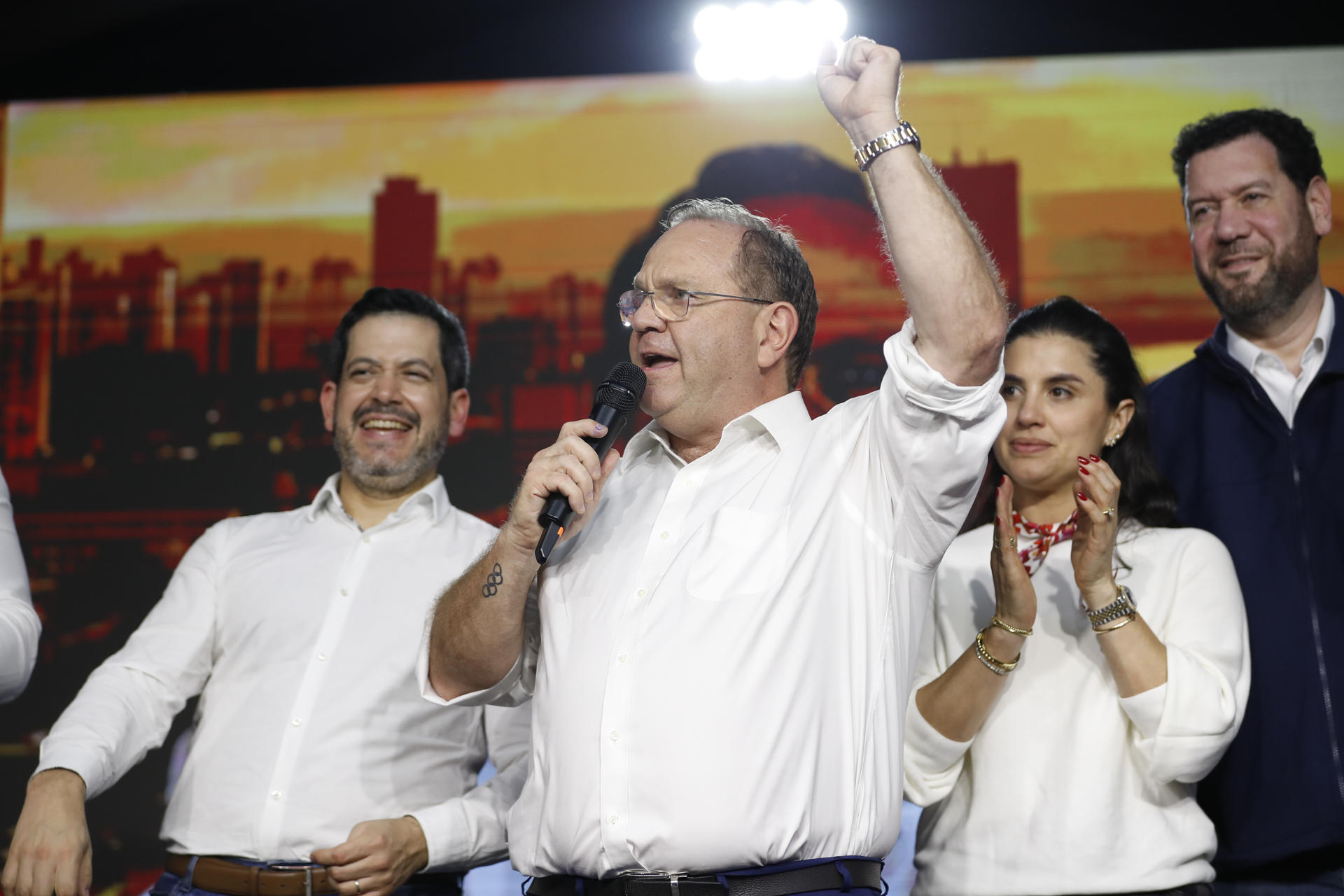 El candidato a la intendencia de Asunción por el partido Asociación Nacional Republicana, Camilo Pérez, habla durante un evento al ganar las elecciones primarias este domingo, en Asunción (Paraguay). EFE/ Juan Pablo Pino
