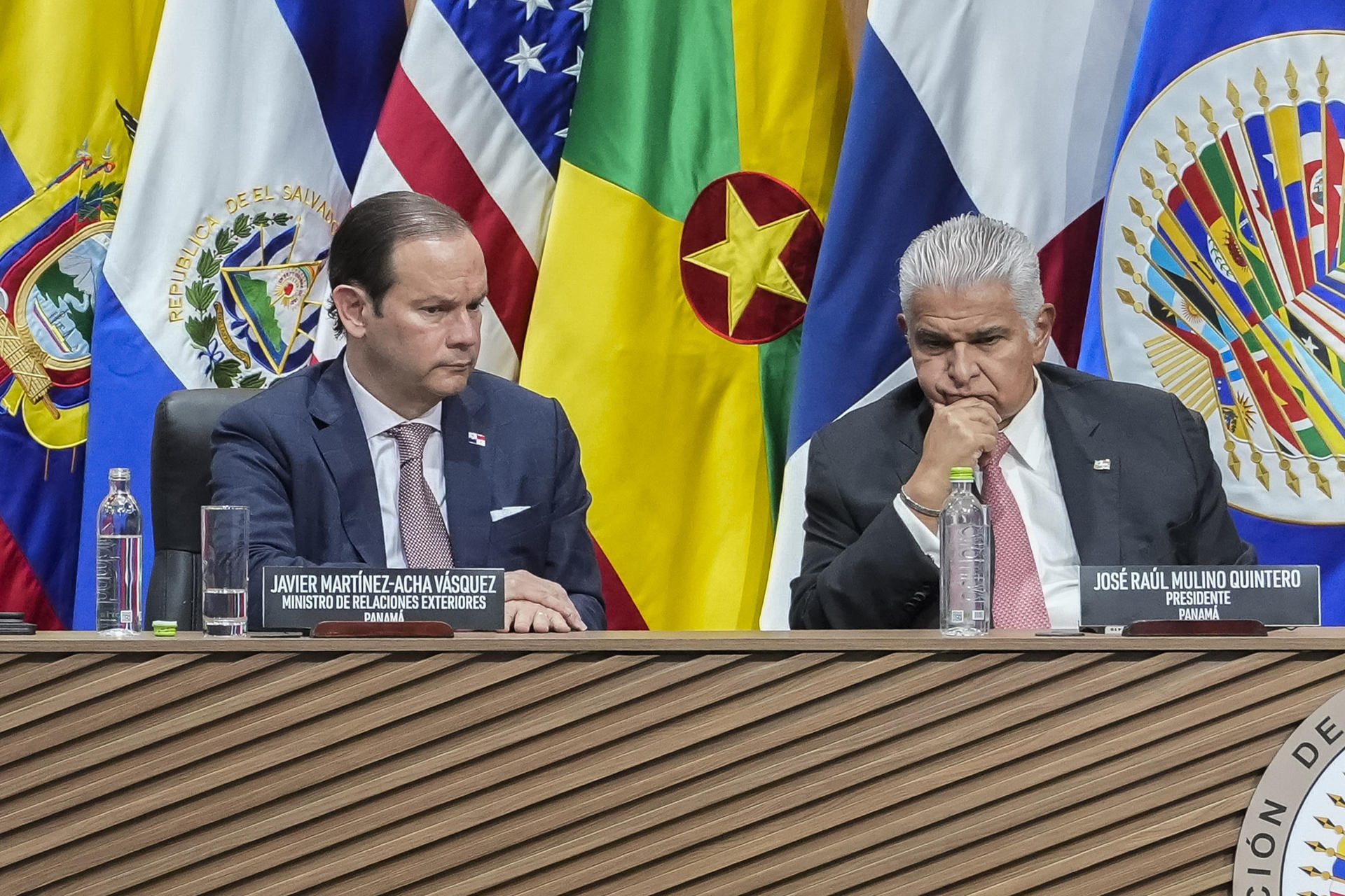 El presidente de Panamá, José Raúl Mulino (d), y el ministro de Relaciones Exteriores, Javier Martínez-Acha Vásquez, asisten a la 56 Asamblea General de la OEA en Ciudad de Panamá (Panamá). EFE/ Walter Hurtado
