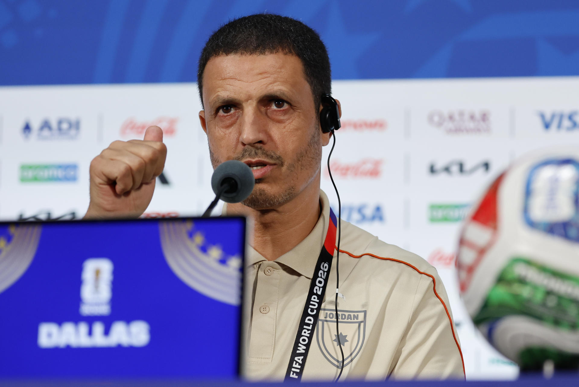 El seleccionador de Jordania, Jamal Sellami, habla en una rueda de prensa en el AT&T Stadium en Arlington (Estados Unidos). EFE/ Mariscal