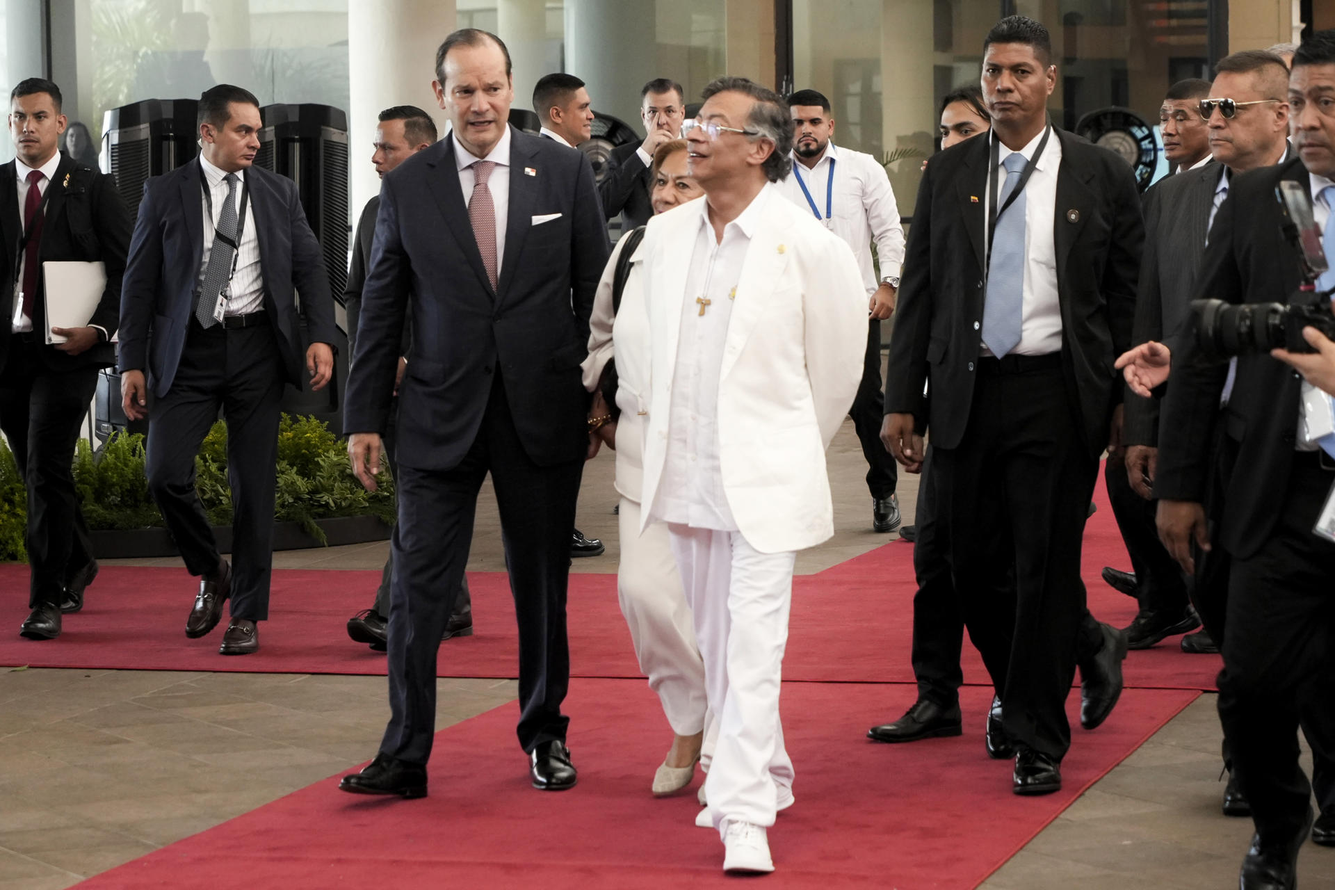 El presidente de Colombia, Gustavo Petro (c), llega acompañado del canciller de Panamá, Javier Martínez-Acha (c-i) a los actos conmemorativos del Bicentenario del Congreso Anfictiónico este lunes, en Ciudad de Panamá (Panamá). EFE/ Aris Mariota
