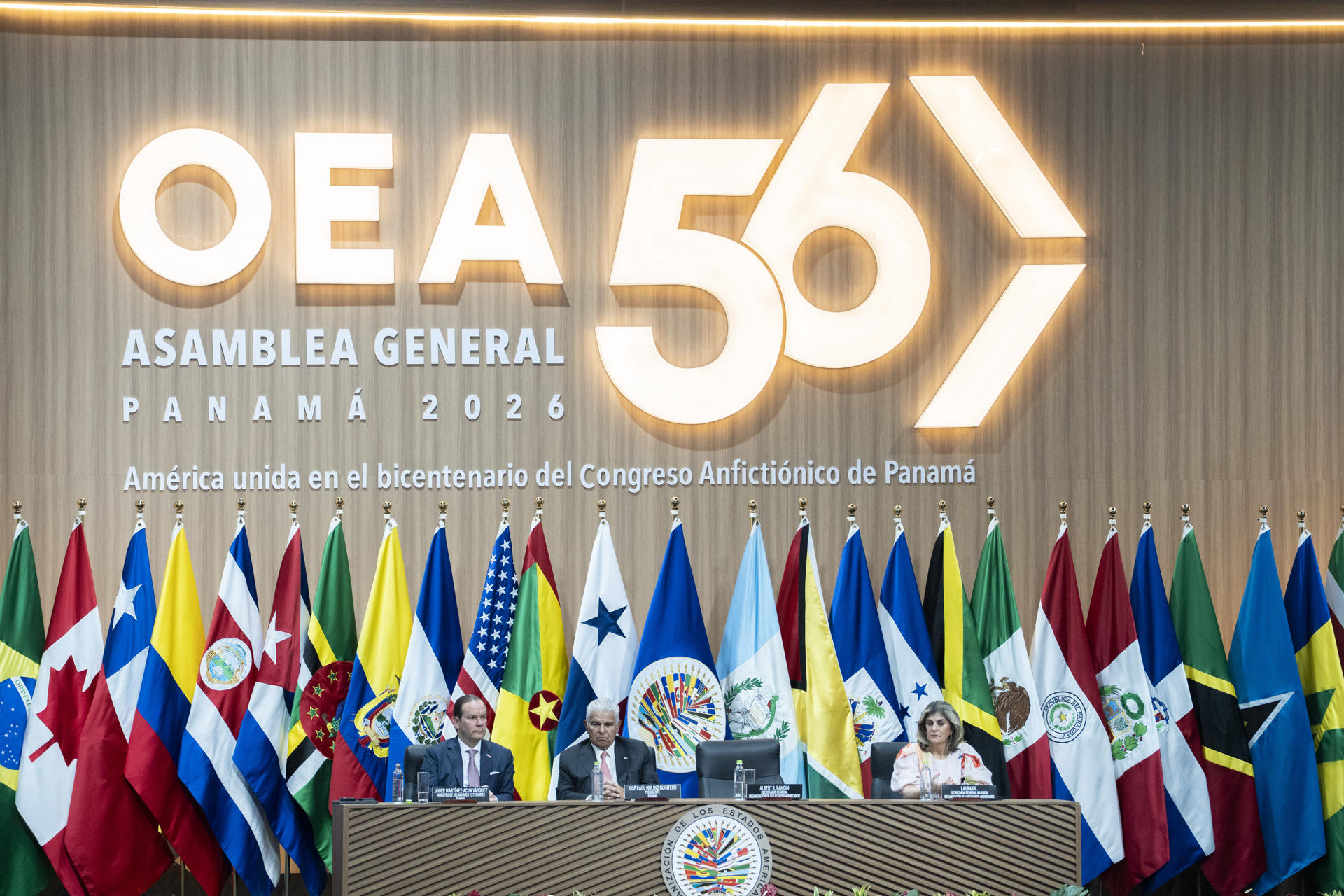 El presidente de Panamá, José Raúl Mulino (2-i), el ministro de Relaciones Exteriores de Panamá, Javier Martínez-Acha Vásquez (i), y la secretaria General Adjunta de la OEA, Laura Gil, asisten a la 56 Asamblea General de la OEA, en Ciudad de Panamá (Panamá). EFE/ Walter Hurtado