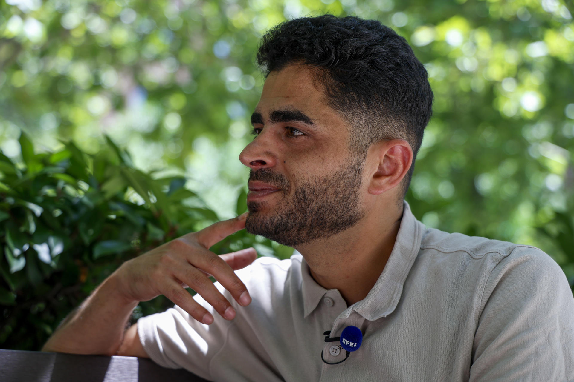 El poeta gazatí Mahmoud M Al-Shaer no ha derramado ni una sola lágrima desde que comenzó la ofensiva israelí en su tierra en 2023 porque escribir le ha ayudado a poner palabras a su dolor y el de su pueblo en un libro del que habla en una entrevista con EFE con motivo del Día del Refugiado, que se conmemora este sábado. EFE/María Aguilella

