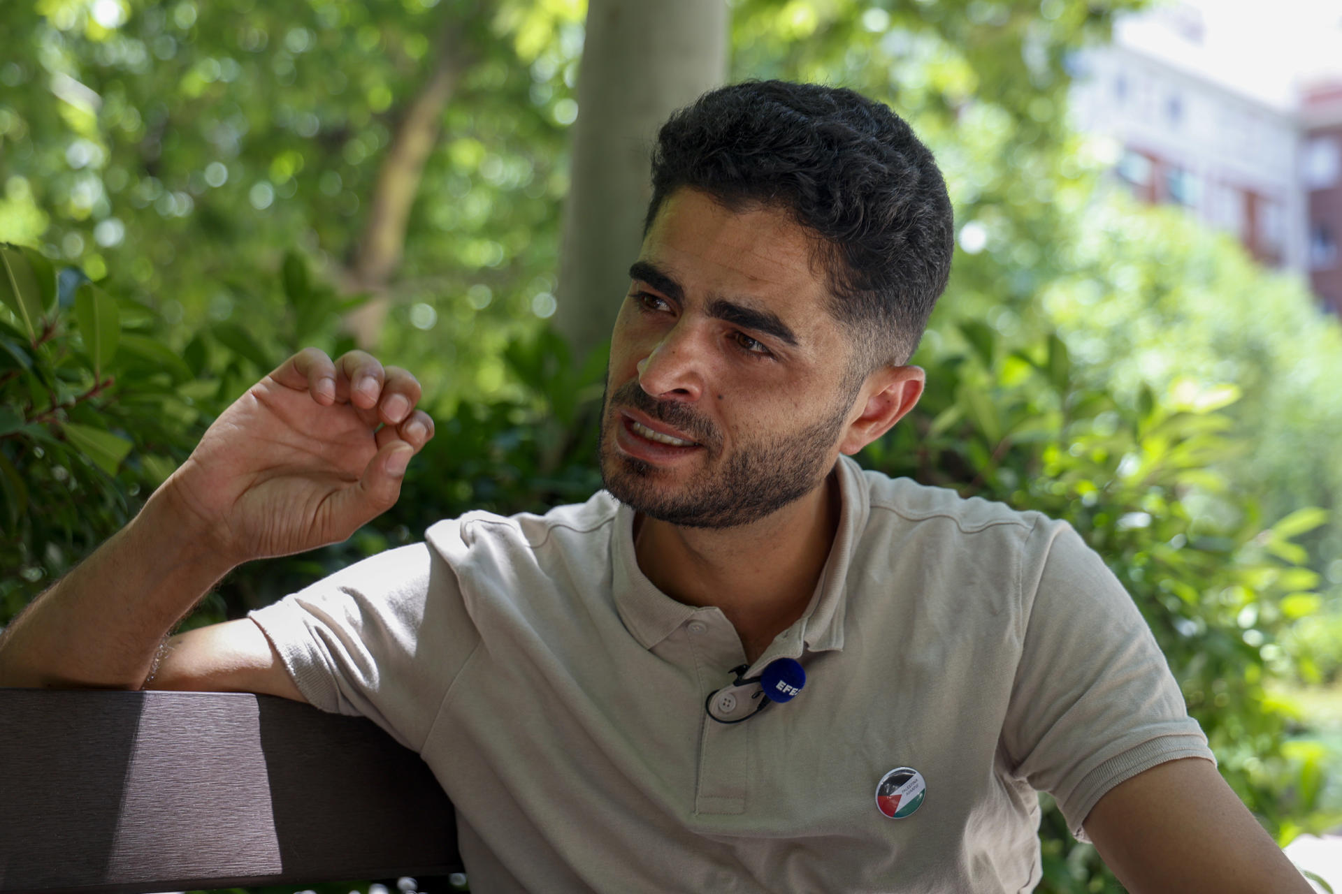 El poeta gazatí Mahmoud M Al-Shaer no ha derramado ni una sola lágrima desde que comenzó la ofensiva israelí en su tierra en 2023 porque escribir le ha ayudado a poner palabras a su dolor y el de su pueblo en un libro del que habla en una entrevista con EFE con motivo del Día del Refugiado, que se conmemora este sábado. EFE/María Aguilella
