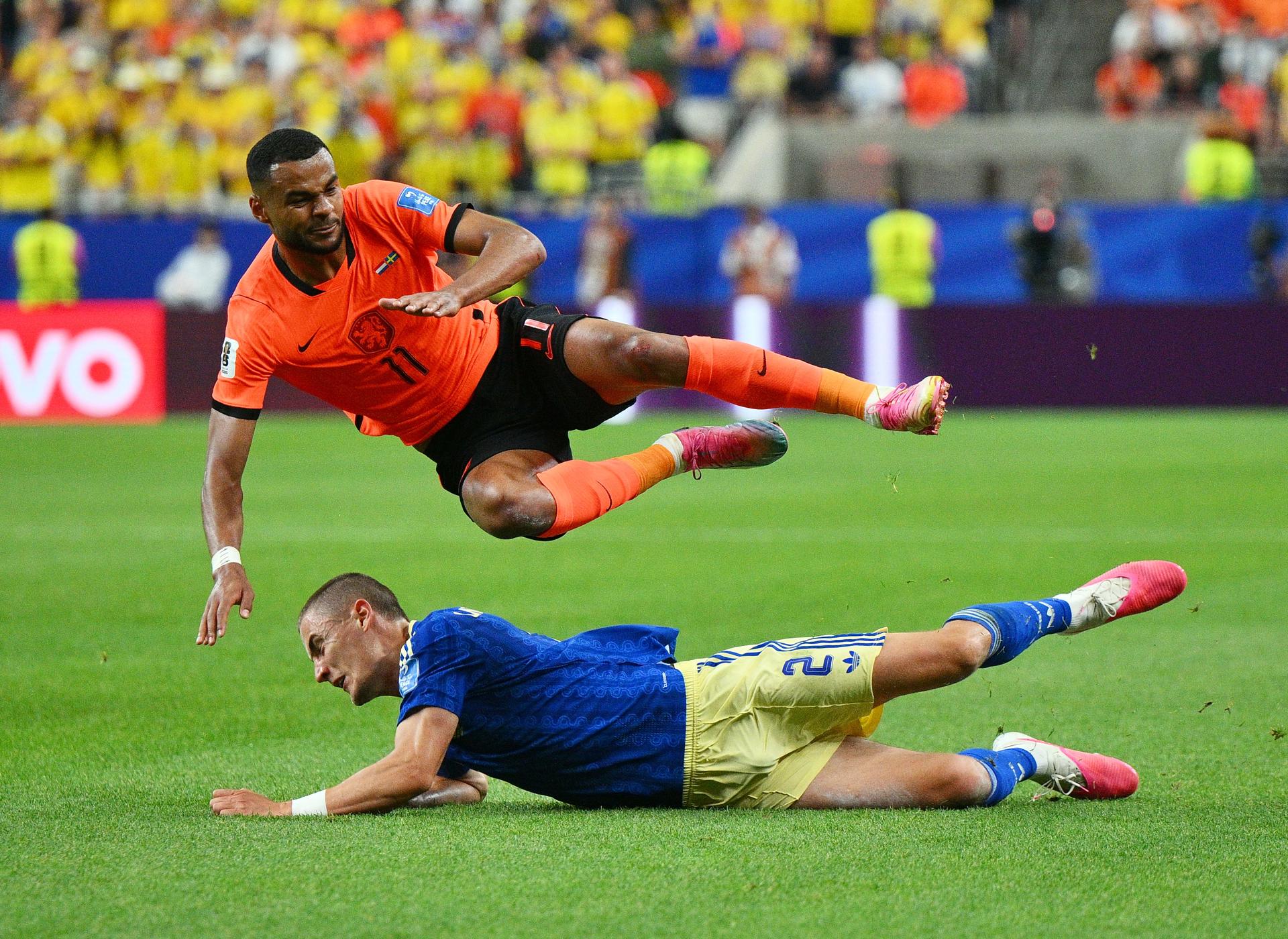 Gustaf Lagerbielke (abajo), de Suecia, tacklea a Cody Gakpo (arriba), de Países Bajos, durante el partido de la fase de grupos de la Copa Mundial de la FIFA 2026 entre Países Bajos y Suecia, en Houston (EE.UU.). EFE/SAM WASSON