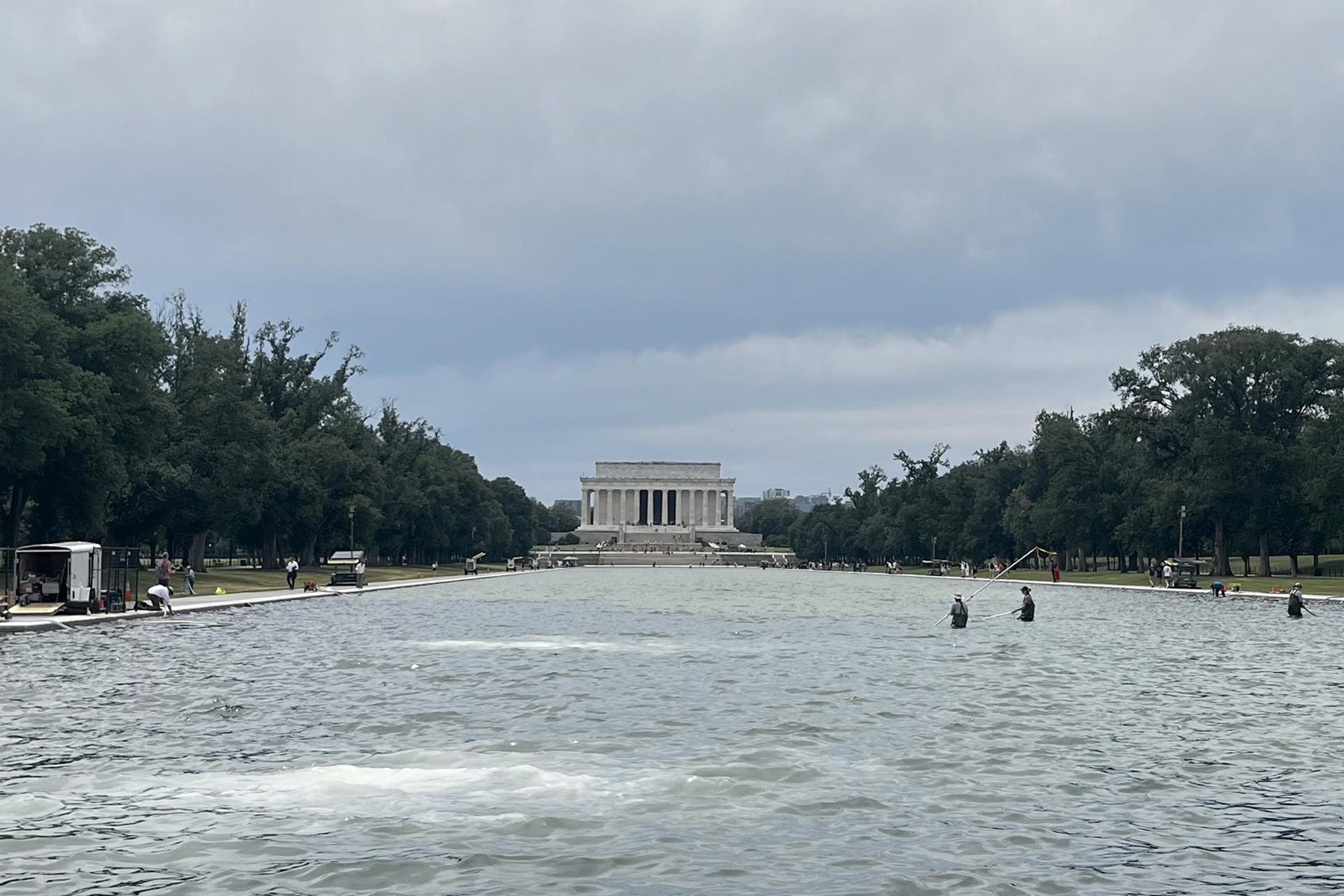 Fotografía de archivo del estanque reflectante situado frente al Monumento a Abraham Lincoln (atrás) que se llenó de algas y tiñeron de verde el agua, en Washington (EE.UU.). EFE/ Leonor Trinidad