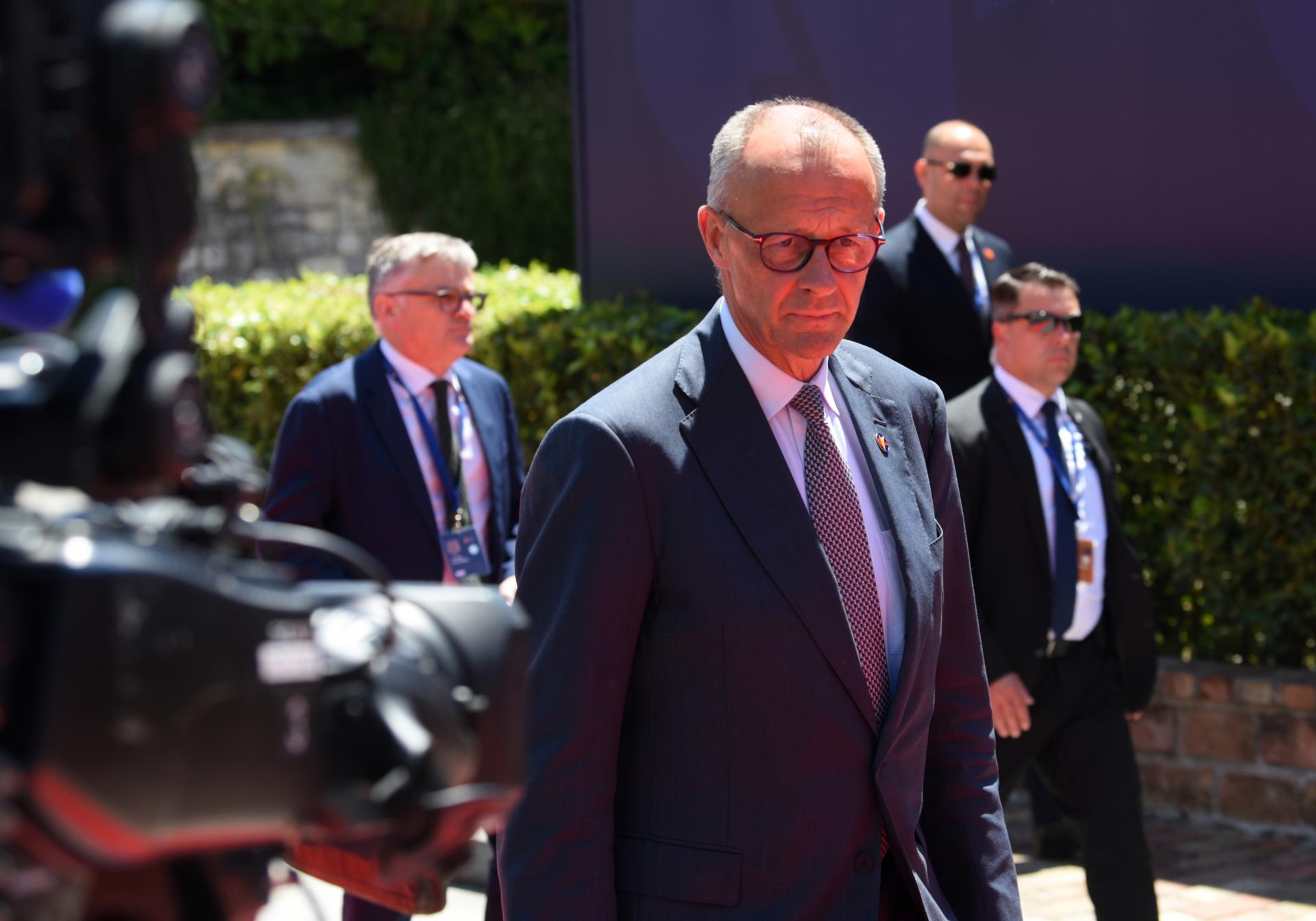 El canciller alemán, Friedrich Merz, llega a la cumbre UE-Balcanes Occidentales en Tivat, Montenegro, el 5 de junio de 2026. La cumbre de un día de alto nivel reúne a los líderes de la Unión Europea (UE) y sus homólogos de los Balcanes Occidentales para debatir medidas concretas de integración y acelerar el camino de la región hacia la membresía en el bloque. EFE/EPA/BORIS PEJOVIC