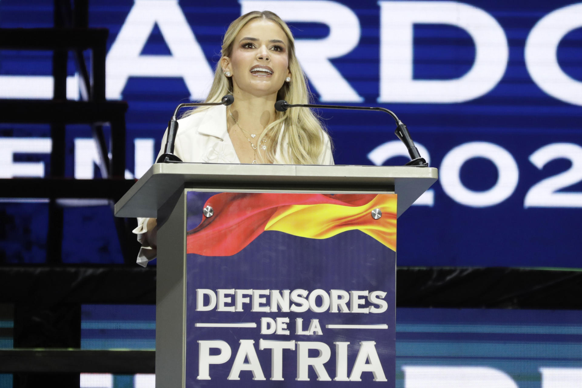 La esposa del precandidato a la presidencia de Colombia, Abelardo De La Espriella, Ana Lucía Pineda, habla durante la Gran Convención de Defensores de la Patria en Bogotá (Colombia). EFE/ Carlos Ortega