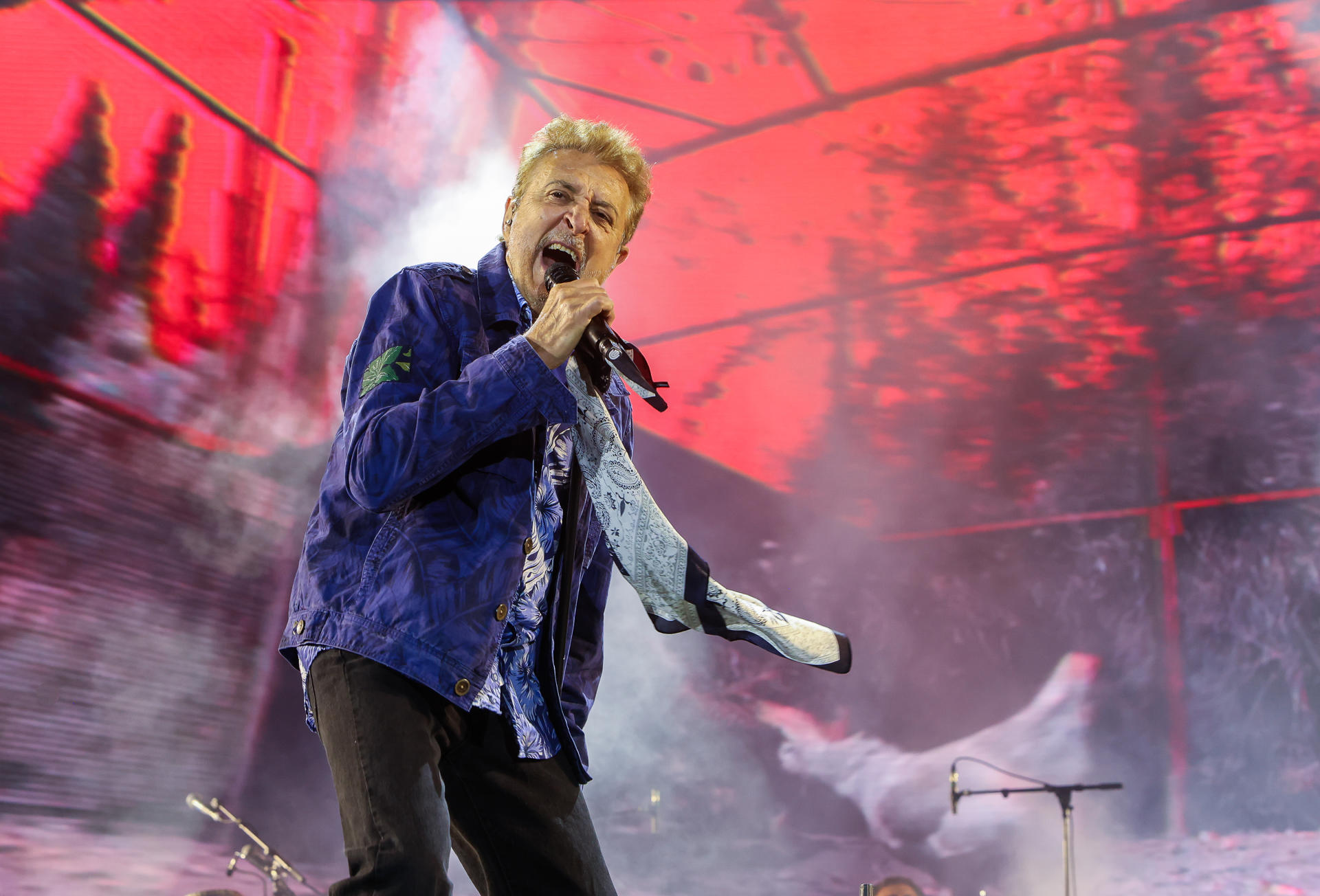 El cantante del Último de la Fila, Manolo García, durante el concierto ofrecido este sábado en el Monte Do Gozo de Santiago de Compostela. EFE/Xoán Rey