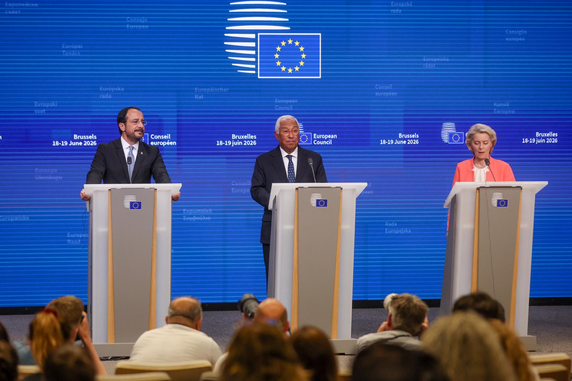 BRUSSELS (Belgium), 19/06/2026.- (L-R) Cypriot President Nikos Christodoulides, European Council President Antonio Costa and European Commission President Ursula von der Leyen attend a press conference at the European Council summit in Brussels, Belgium, 19 June 2026. EU heads of state and government meet to discuss the European Union's next long-term budget for 2028–2034, competitiveness, defence financing, migration, and the situation in the Middle East. (Bélgica, Bruselas) EFE/EPA/OLIVIER HOSLET