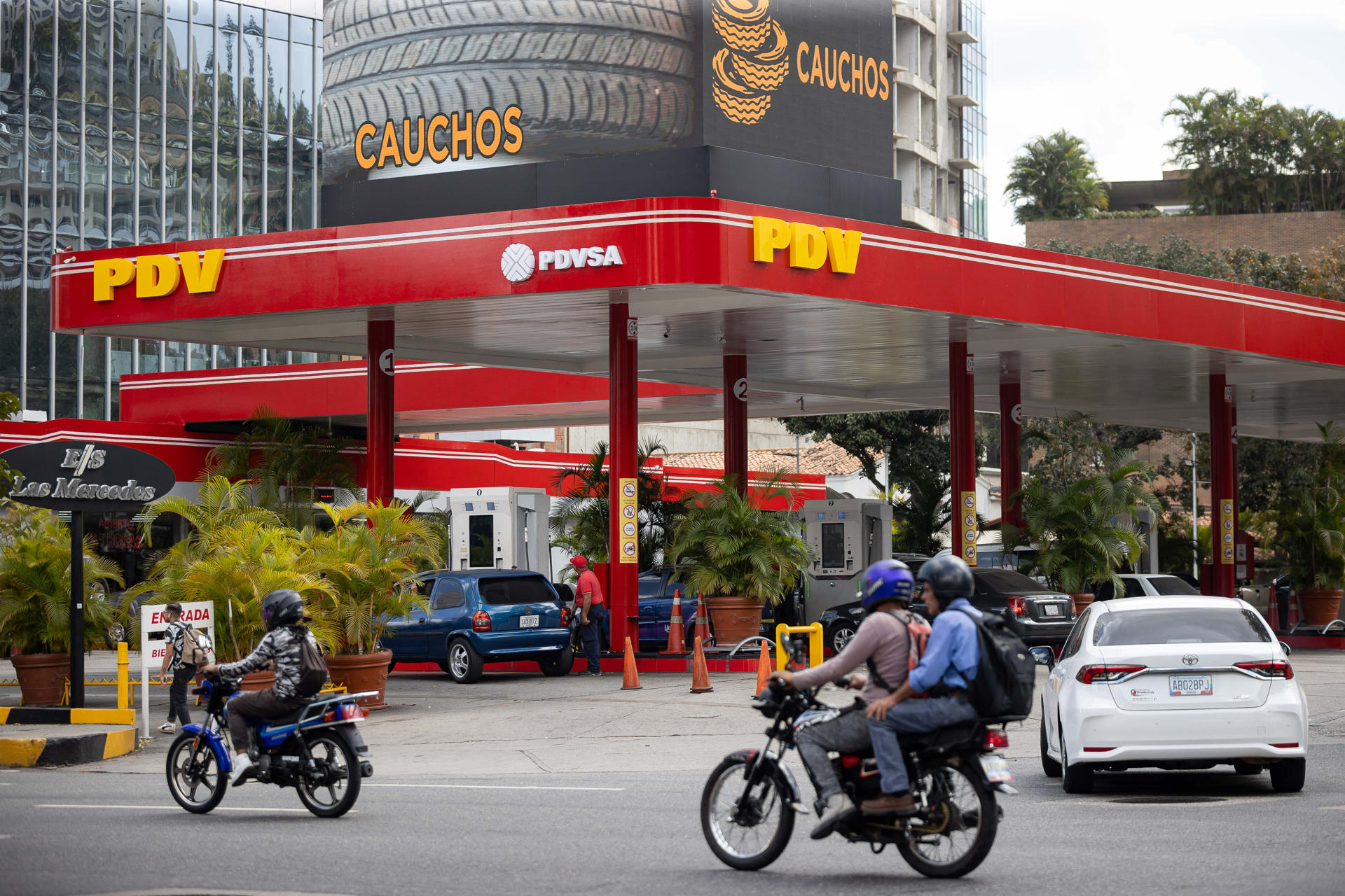 Fotografía de archivo que muestra vehículos abasteciéndose de gasolina en una estación de servicio de la estatal petrolera Pdvsa en Caracas (Venezuela). EFE/ Ronald Peña R