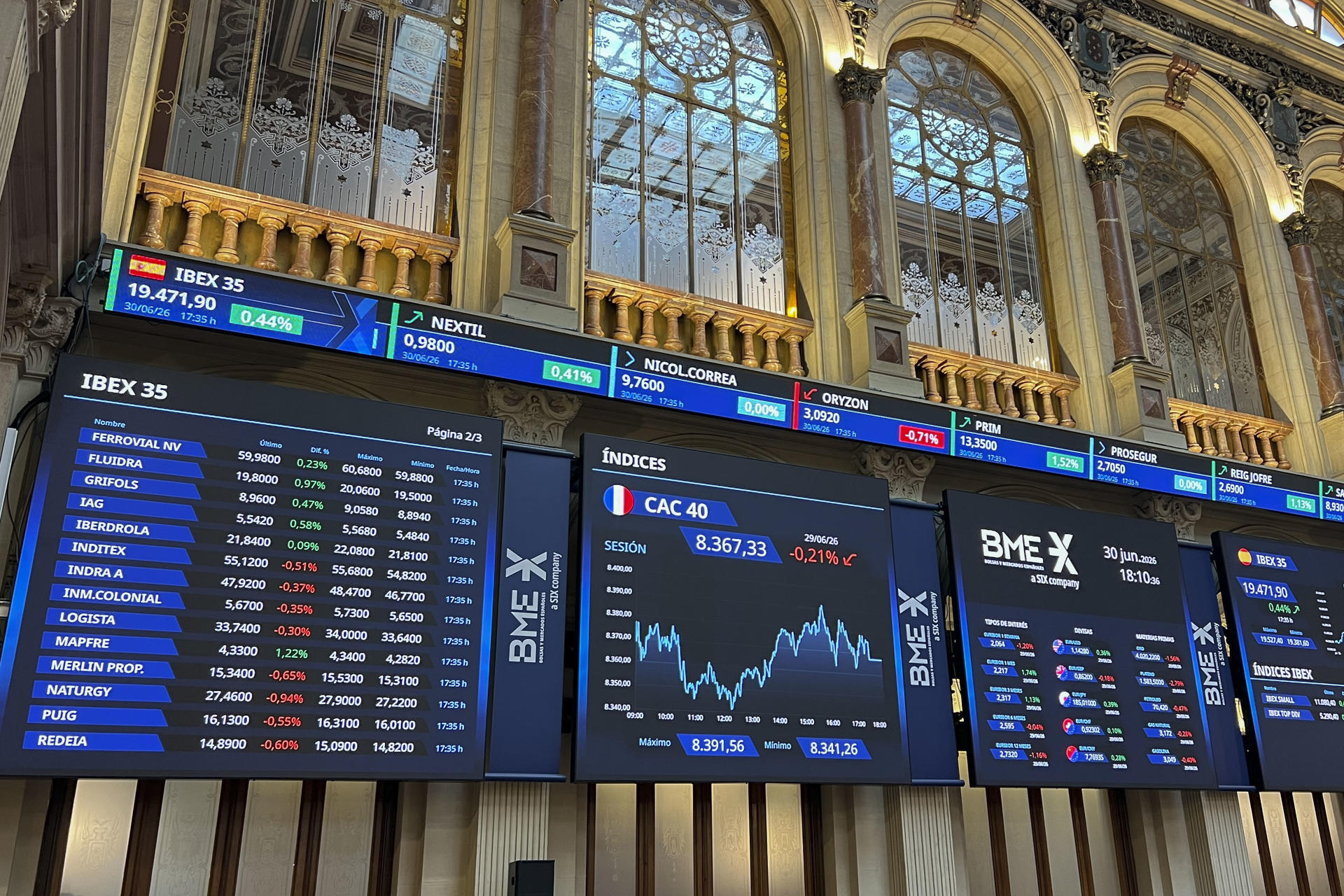 La Bolsa española ha subido este martes un 0,44 % y ha recuperado la cota de los 19.400 puntos apoyada en las alzas de las plazas europeas y de Wall Street entre las dudas sobre las reuniones para el acuerdo de paz definitivo entre Estados Unidos e Irán en Catar. EFE/ Altea Tejido
