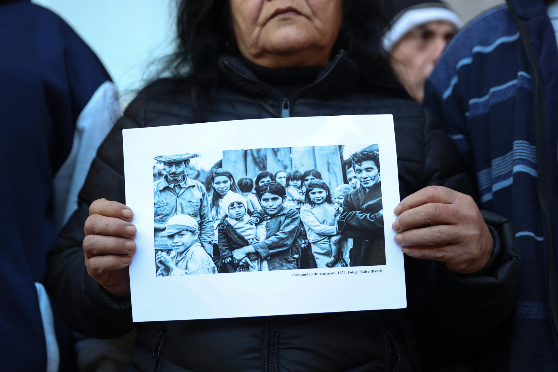 Una integrante de las Ligas Agrarias Cristianas (LAC) sostiene una fotografía durante la presentación de una denuncia penal en la Fiscalía General del Estado de Paraguay este martes, en Asunción (Paraguay). EFE/ Juan Pablo Pino