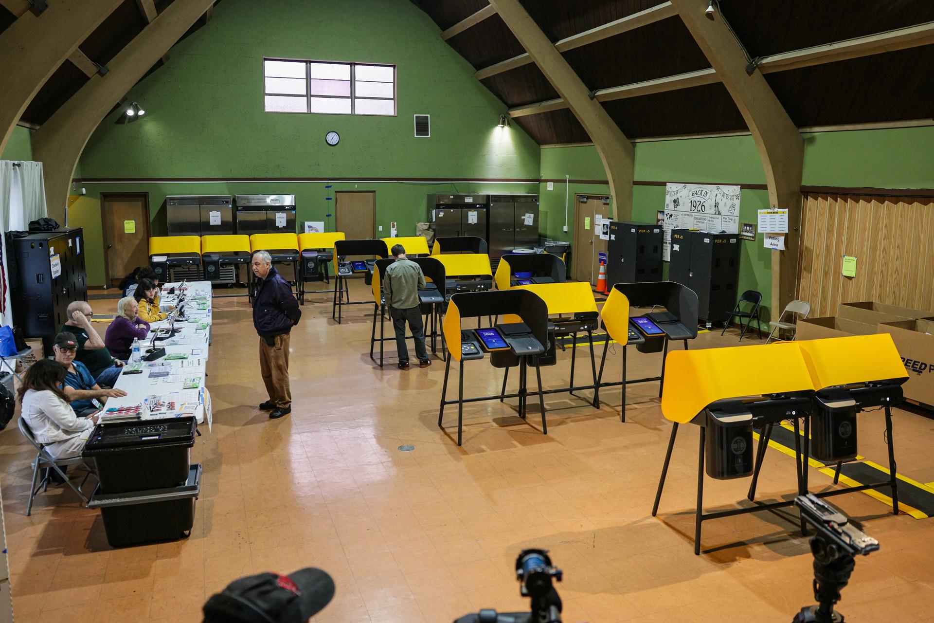 Fotografía archivo de personas votando en Los Ángeles (EE.UU.). EFE/EPA/CHRIS TORRES