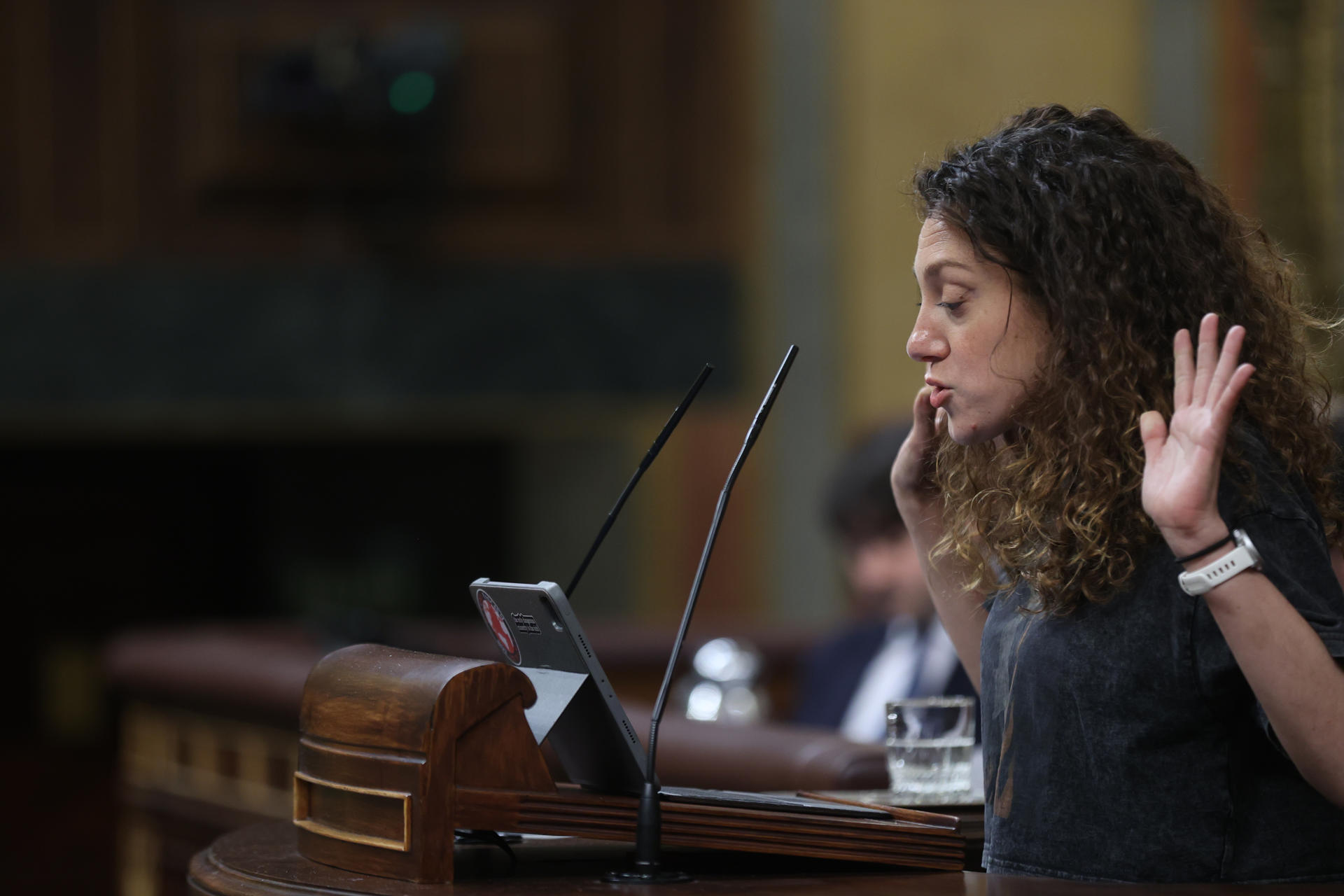 La diputada de Sumar Aina Vidal interviene en el pleno del Congreso. EFE/ Víctor Lerena
