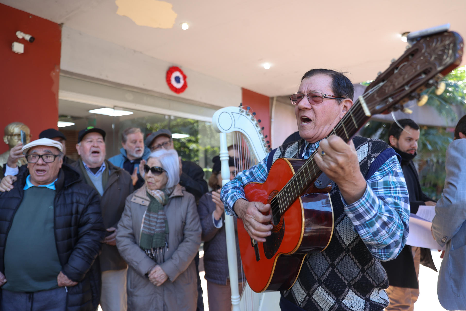 Integrantes de las Ligas Agrarias Cristianas (LAC) cantan y tocan instrumentos durante la presentación de una denuncia penal en la Fiscalía General del Estado de Paraguay este martes, en Asunción (Paraguay). EFE/ Juan Pablo Pino