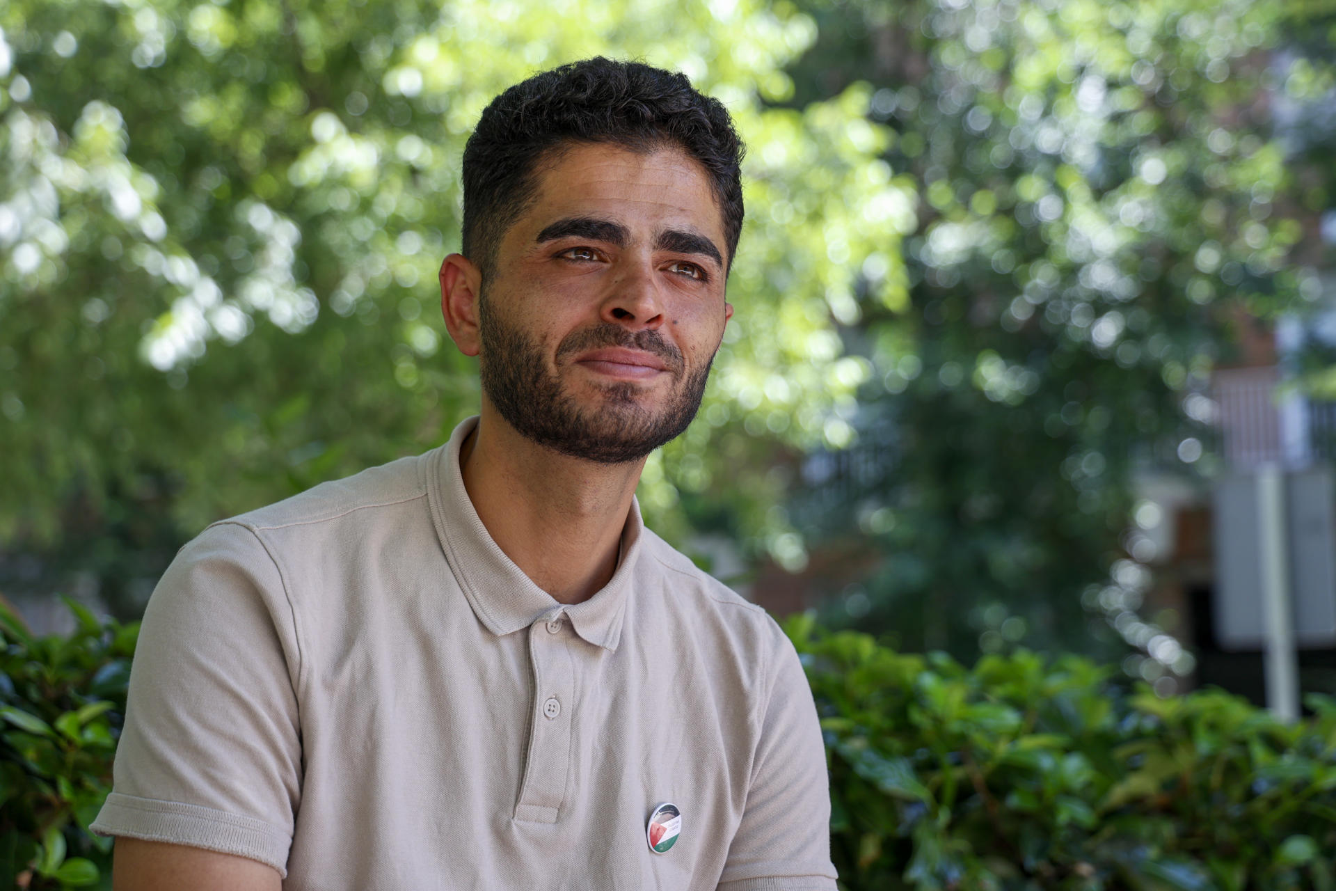El poeta gazatí Mahmoud M Al-Shaer no ha derramado ni una sola lágrima desde que comenzó la ofensiva israelí en su tierra en 2023 porque escribir le ha ayudado a poner palabras a su dolor y el de su pueblo en un libro del que habla en una entrevista con EFE con motivo del Día del Refugiado, que se conmemora este sábado. EFE/María Aguilella
