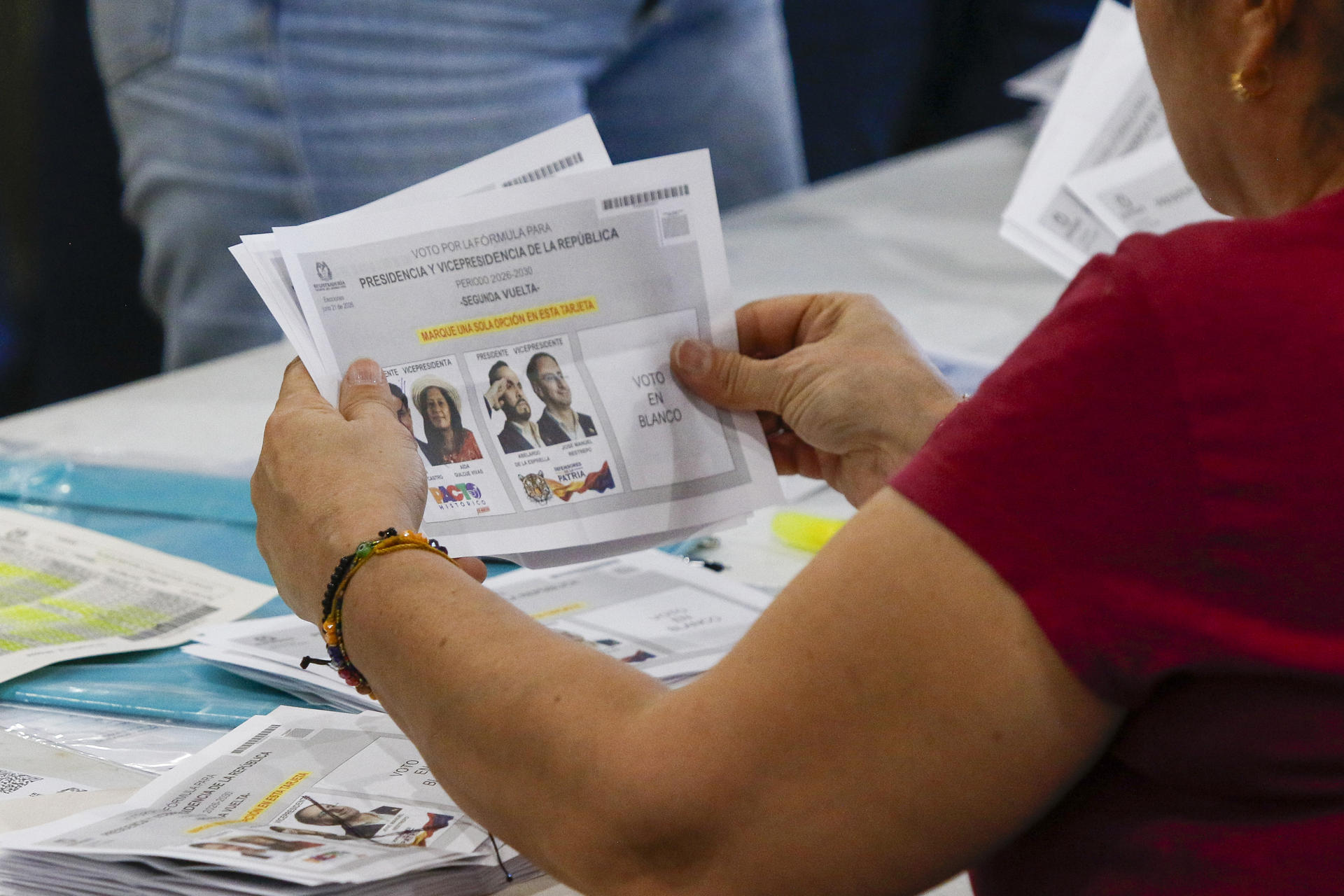 Fotografía de archivo de jurados de votación realizando el conteo de votos. EFE/ STR