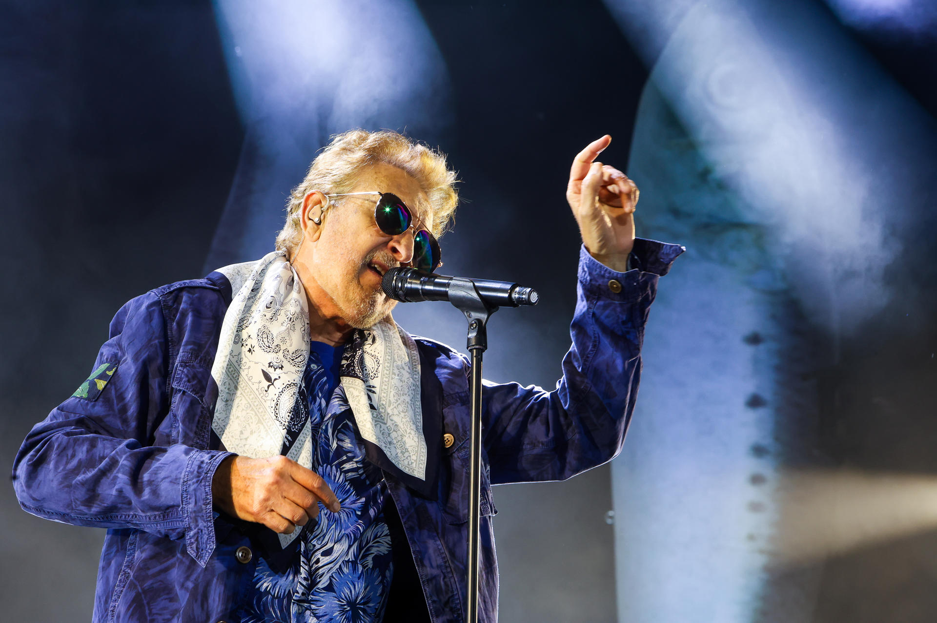 El cantante del Último de la Fila, Manolo García, durante el concierto ofrecido este sábado en el Monte Do Gozo de Santiago de Compostela. EFE/Xoán Rey