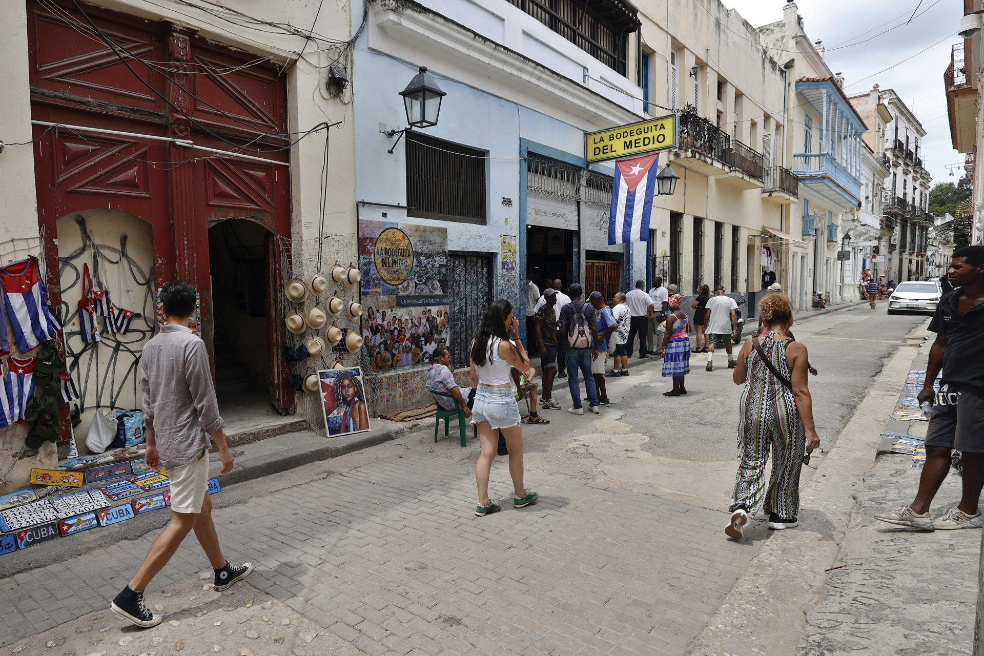 Fotografía del 6 de Junio de 2026 de personas caminando frente al bar y restaurante 'La Bodeguita del Medio' en La Habana (Cuba). EFE/ Ernesto Mastrascusa