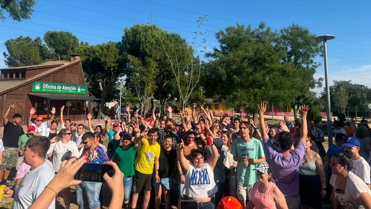 Grupo de personas participantes en la fiesta del proyecto Salta Conmigo del Ayuntamiento de Fuenlabrada