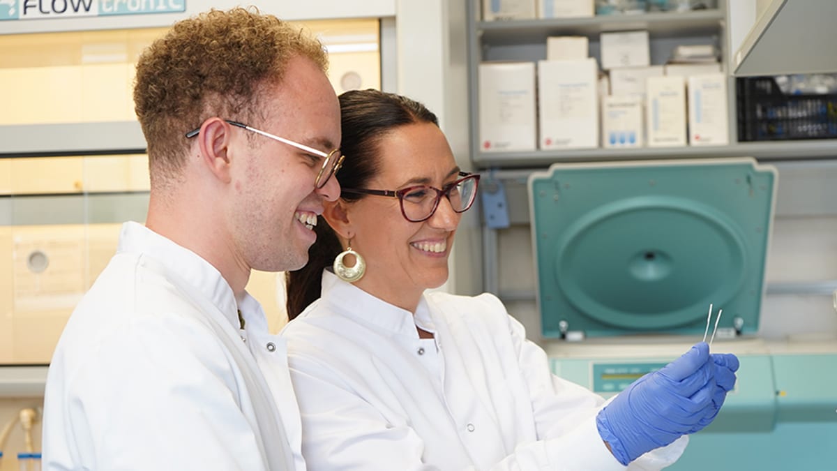 Representación de tijeras moleculares diseñadas por investigadores andaluces para detectar y actuar contra coronavirus humanos