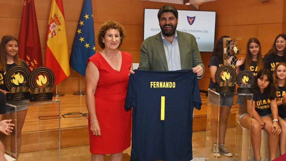 Equipo femenino del UCAM Balonmano Murcia celebrando el ascenso a División de Honor Oro con el presidente López Miras