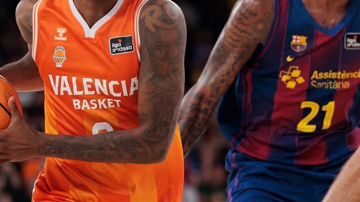Jugadores del Valencia Basket levantan el trofeo de campeones de la ACB tras vencer al Barcelona