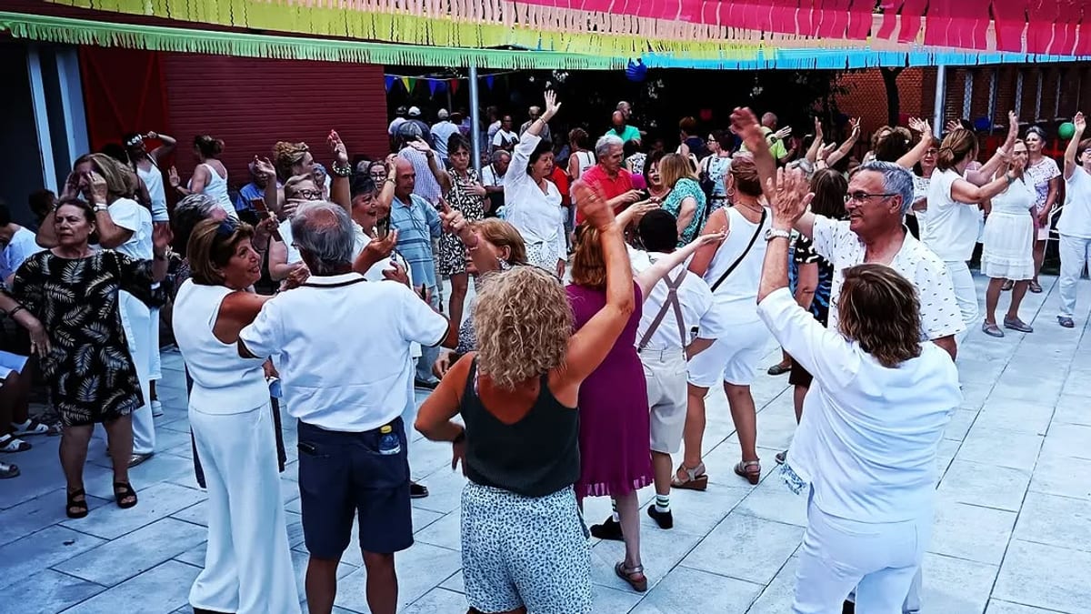 Momento de la inauguración de Las Veladas del Gloria con público mayor disfrutando de la actuación de baile y música celta en el patio del Centro SocioCultural Gloria Fuertes