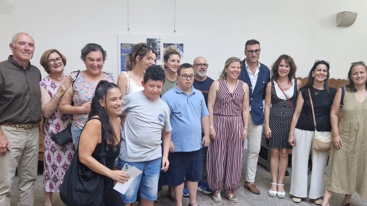 Inauguración de la exposición del XXXVI Concurso de Fotografía San Jorge 2026 en el Palacio del Carvajal, con presencia de la diputada de Políticas Sociales