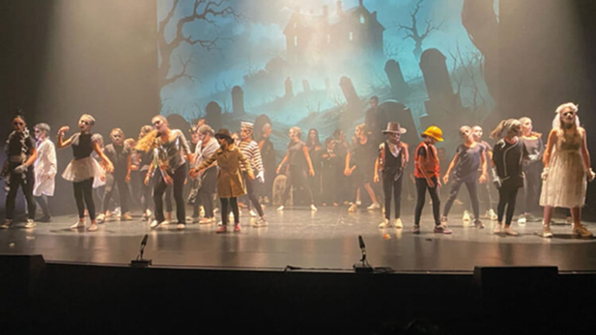 Jóvenes del campamento escénico de Twister Teatro representando una obra de teatro en Rivas Vaciamadrid
