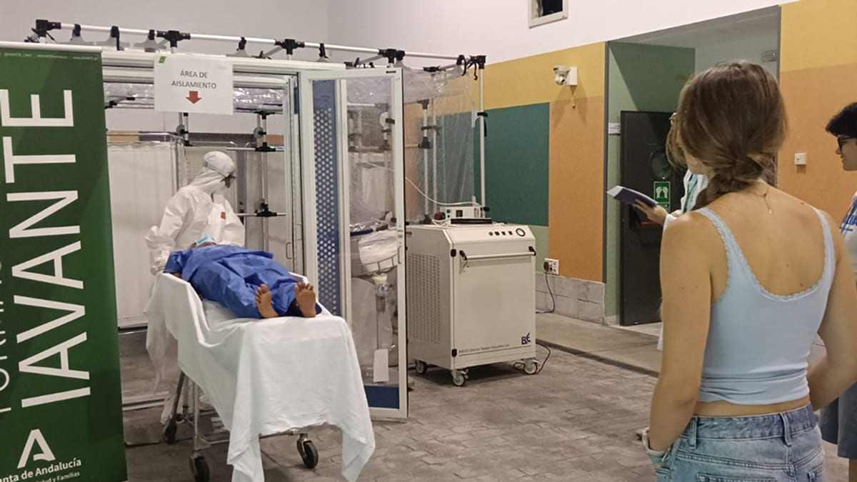 Área de aislamiento del escape room biomédico del Centro de Simulación Clínica Avanzada de Iavante con branding de la Junta de Andalucía