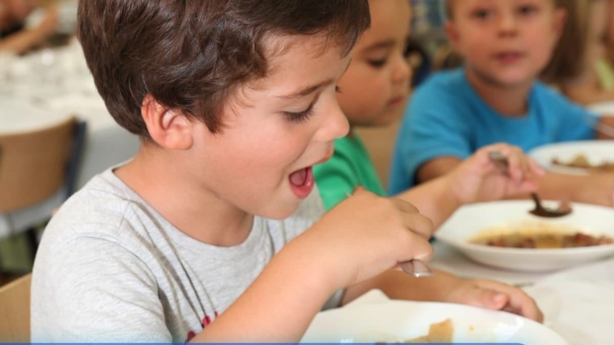 Cartel informativo del Ayuntamiento de Fuenlabrada sobre programa de alimentación para escolares en vacaciones de verano