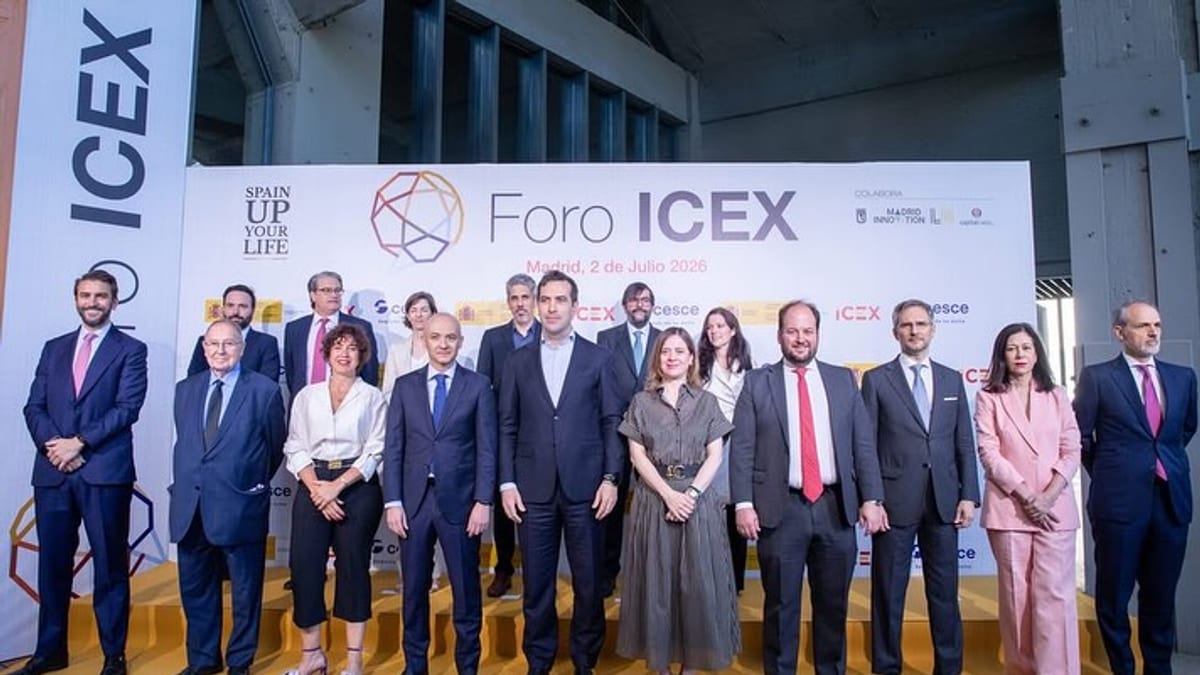 Foto de familia de autoridades y participantes en la sesión inaugural del Foro ICEX 2026, incluyendo Carlos Cuerpo y ejecutivos de empresas españolas