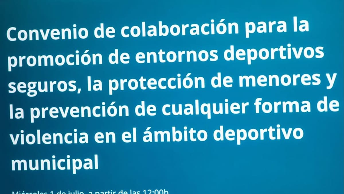 El alcalde Paco de la Torre junto a la presidenta de SOI FI Impacto y la directora de CIFAL Málaga en la presentación del acuerdo de protección de menores