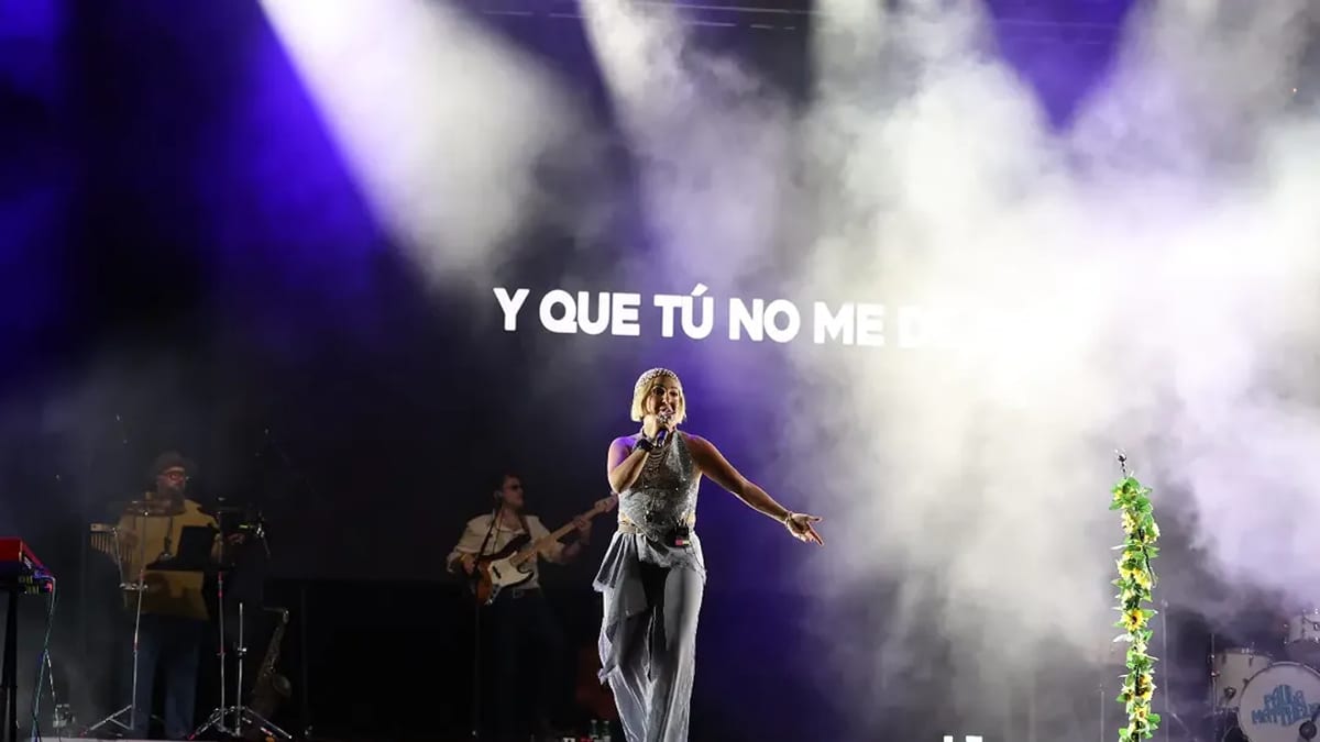 Actuación de Paula Mattheus en el festival OpenSky Alcobendas con público asistente
