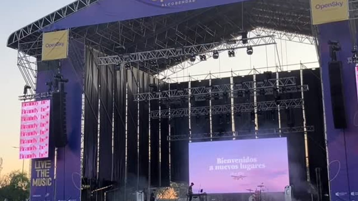 Multitud de asistentes disfrutando del festival OpenSky en el Parque de Andalucía de Alcobendas con escenario de música en directo