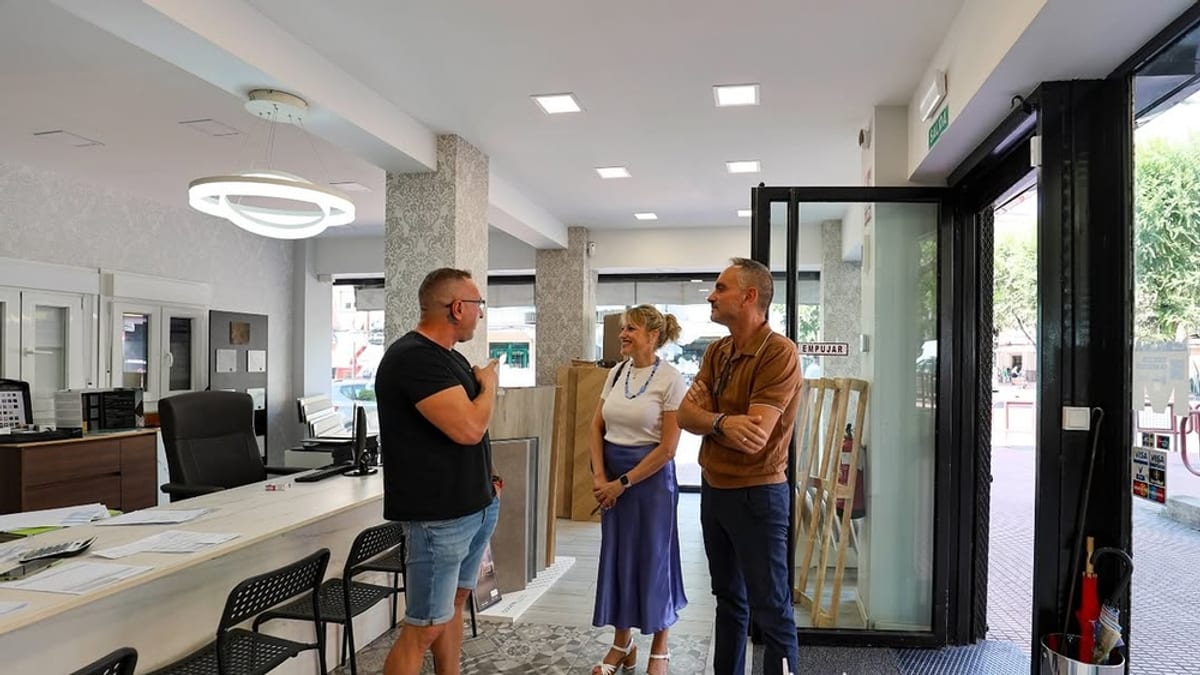 El alcalde de Móstoles, Manu Bautista, junto a la tercera teniente de alcalde y concejal de Economía, Ángeles García, durante una visita a establecimientos comerciales locales