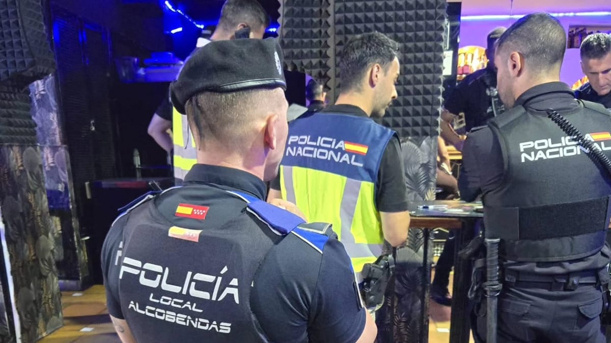 Agentes de Policía Local y Policía Nacional durante inspección en establecimiento de ocio nocturno en Alcobendas