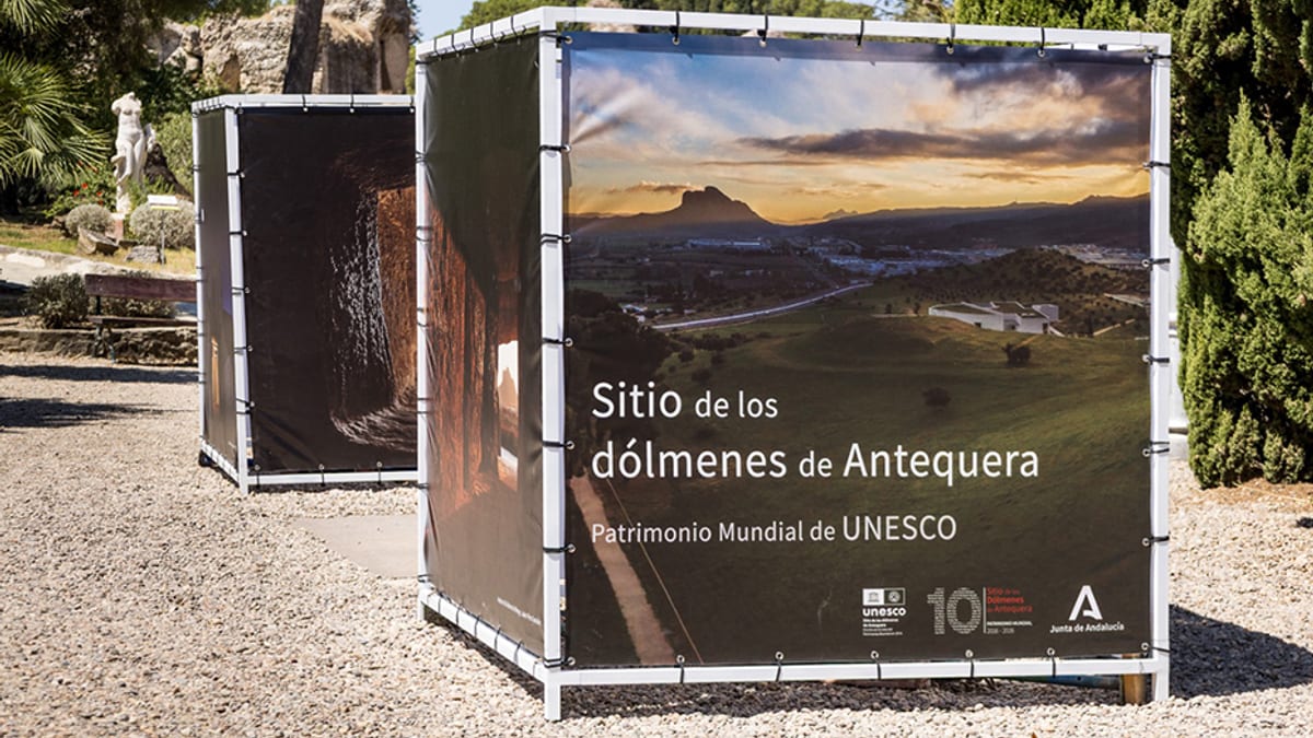 Cartel del Día de la Arqueología con imagen del Sitio de los Dólmenes de Antequera, Patrimonio Mundial de UNESCO