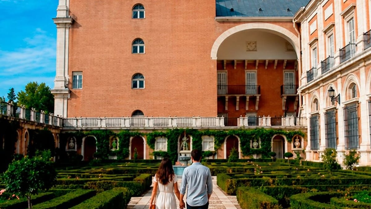 Vista de la Real Villa de Aranjuez con sus fuentes, jardines históricos y caminos a orillas del Tajo, Patrimonio Mundial