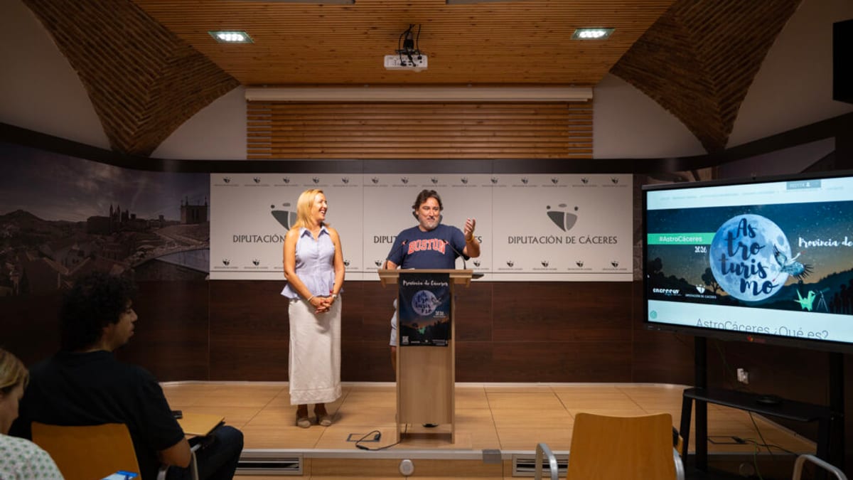 Cartel promocional de AstroCáceres 2026 mostrando la propuesta de turismo astronómico de la Diputación de Cáceres