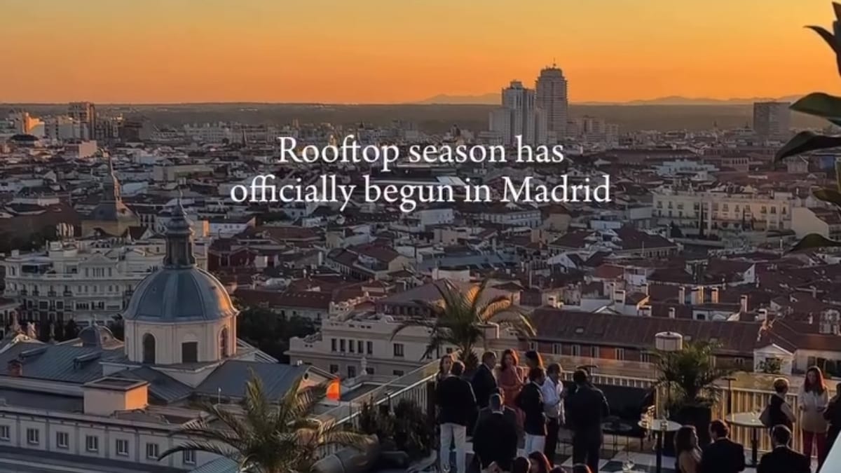 Atardecer en un rooftop de Madrid con vistas panorámicas de la ciudad durante las golden hours