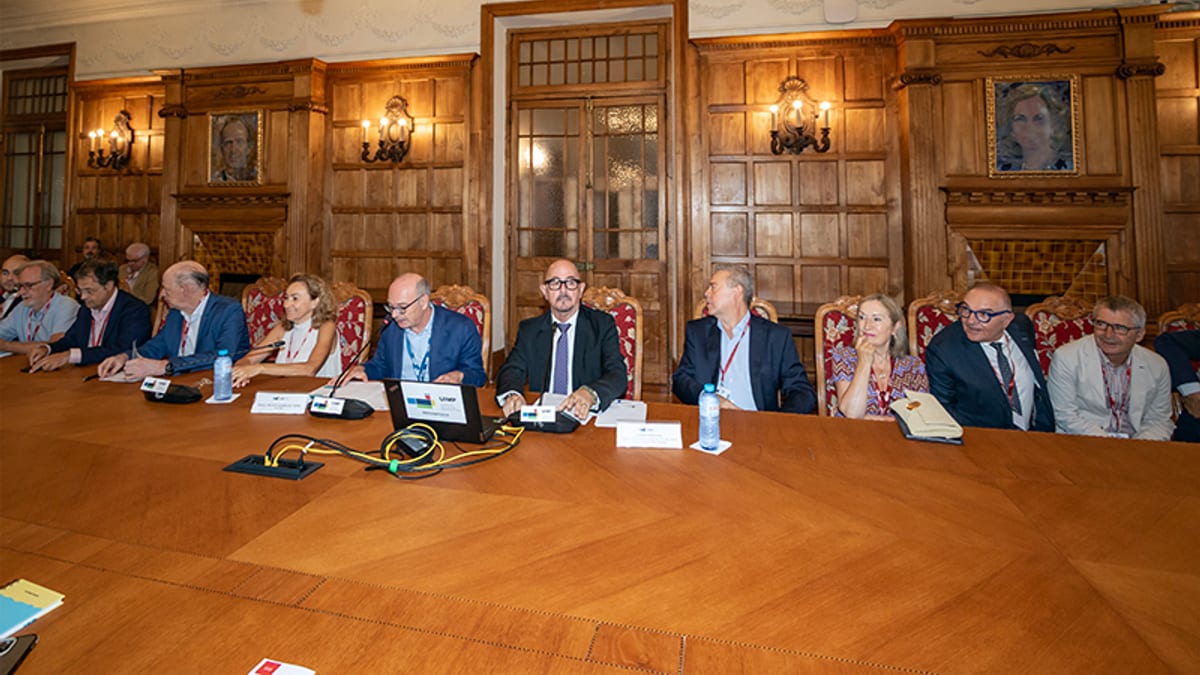 Inauguración del foro sobre política sanitaria y estado de las autonomías en la Universidad Internacional Menéndez Pelayo