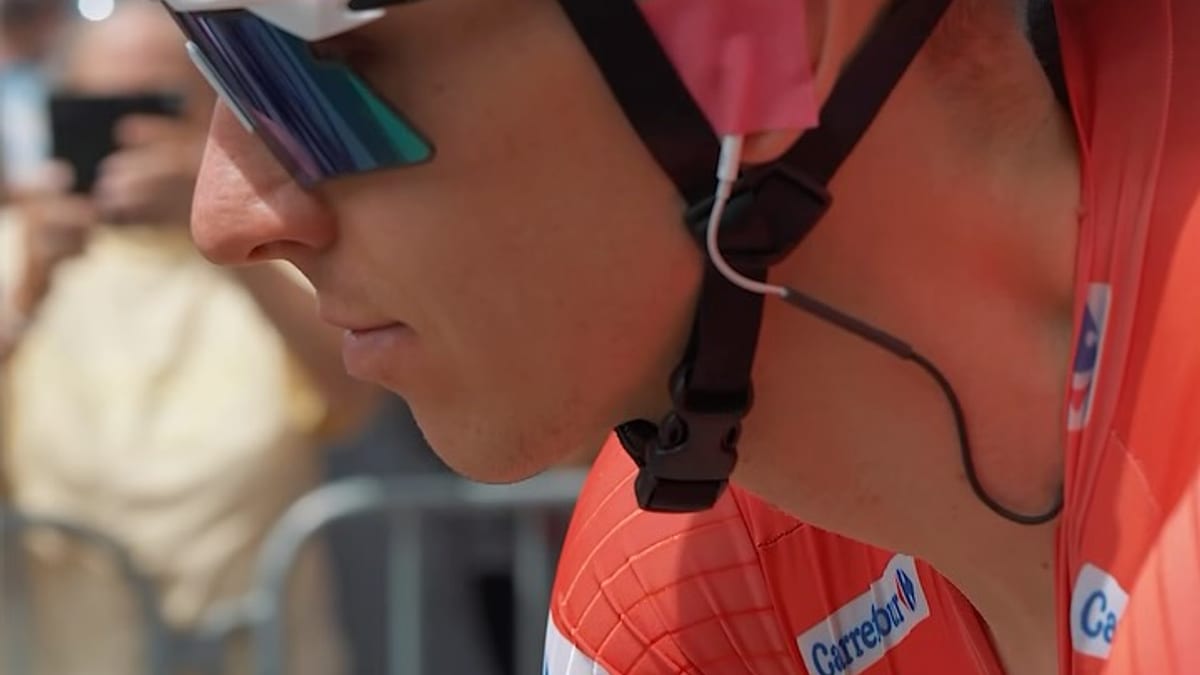 Salida de la Etapa 7 de la Vuelta a España en Castellón con participantes y público