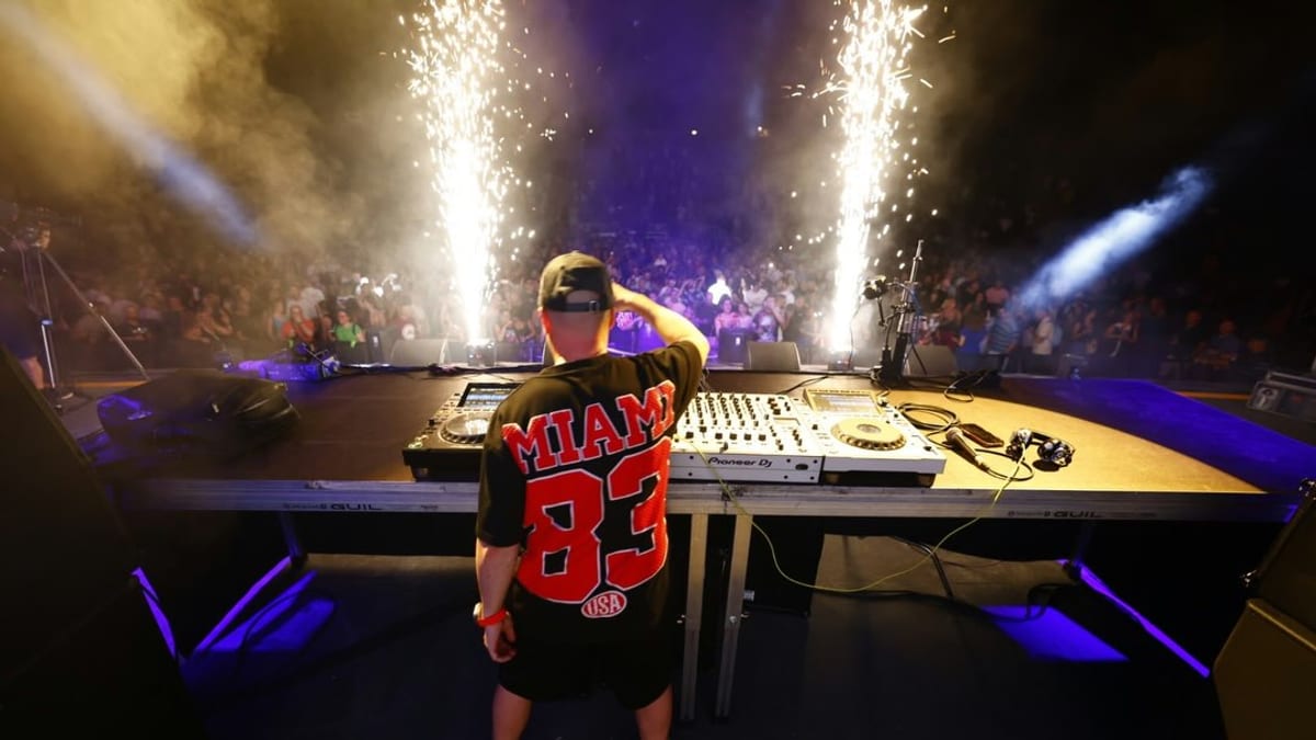 Público del Festival Remember de Pinto disfrutando de las sesiones de DJ y tributos musicales de los años 90 y 2000