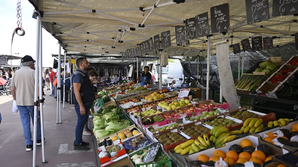 Puestos de frutas y verduras del mercadillo municipal bajo carpas en el Recinto Ferial del Parque de La Marina