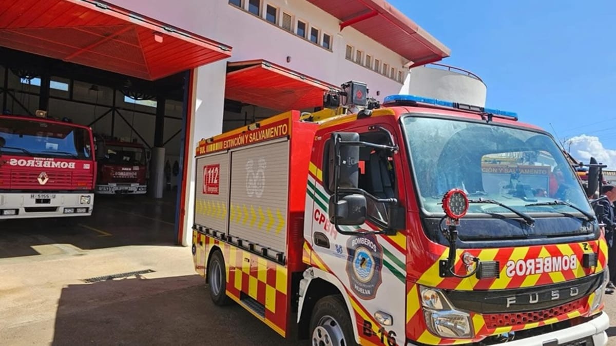 Camión de bomberos del Consorcio Provincial de Huelva en el lugar del incendio de la caravana