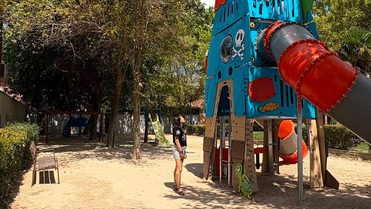 Vista general del parque renovado de la Avenida de Parques Nacionales con nuevos bancos, arena y zonas verdes delimitadas por setos