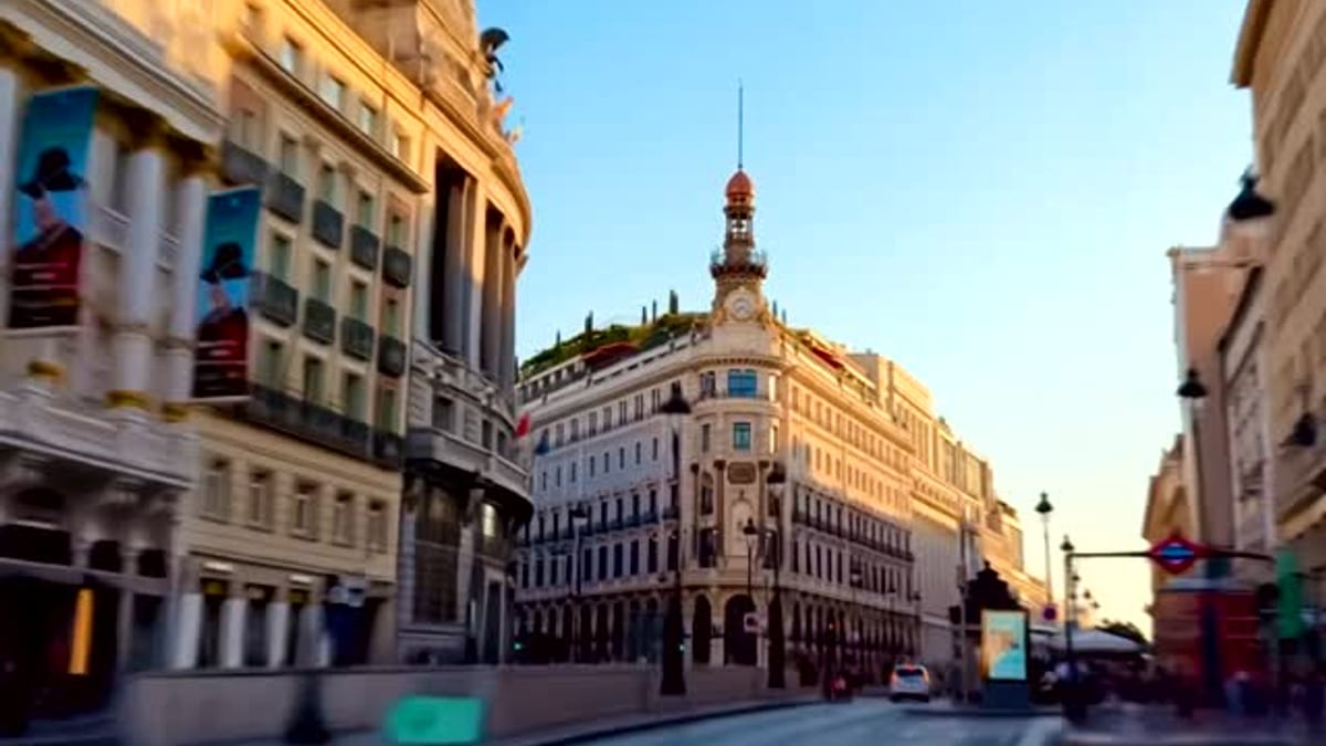 Vista de la Plaza de Canalejas en Madrid con edificios históricos de arquitectura financiera del XIX y XX